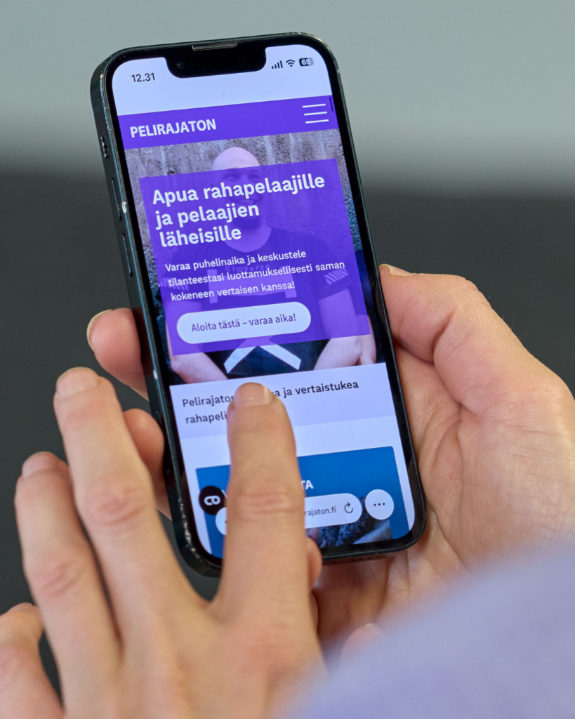 pelirajaton.online etusivu puhelimen näytöllä.